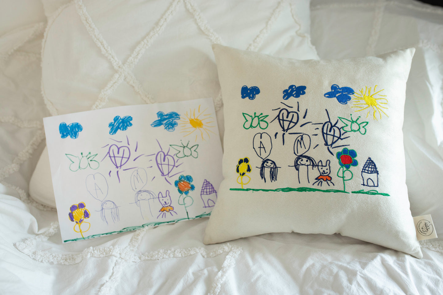 Personalisiertes Kissen mit gestickter Zeichnung